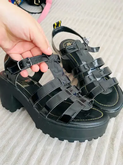 Sandalias negras de charol con plataforma - miniatura 1