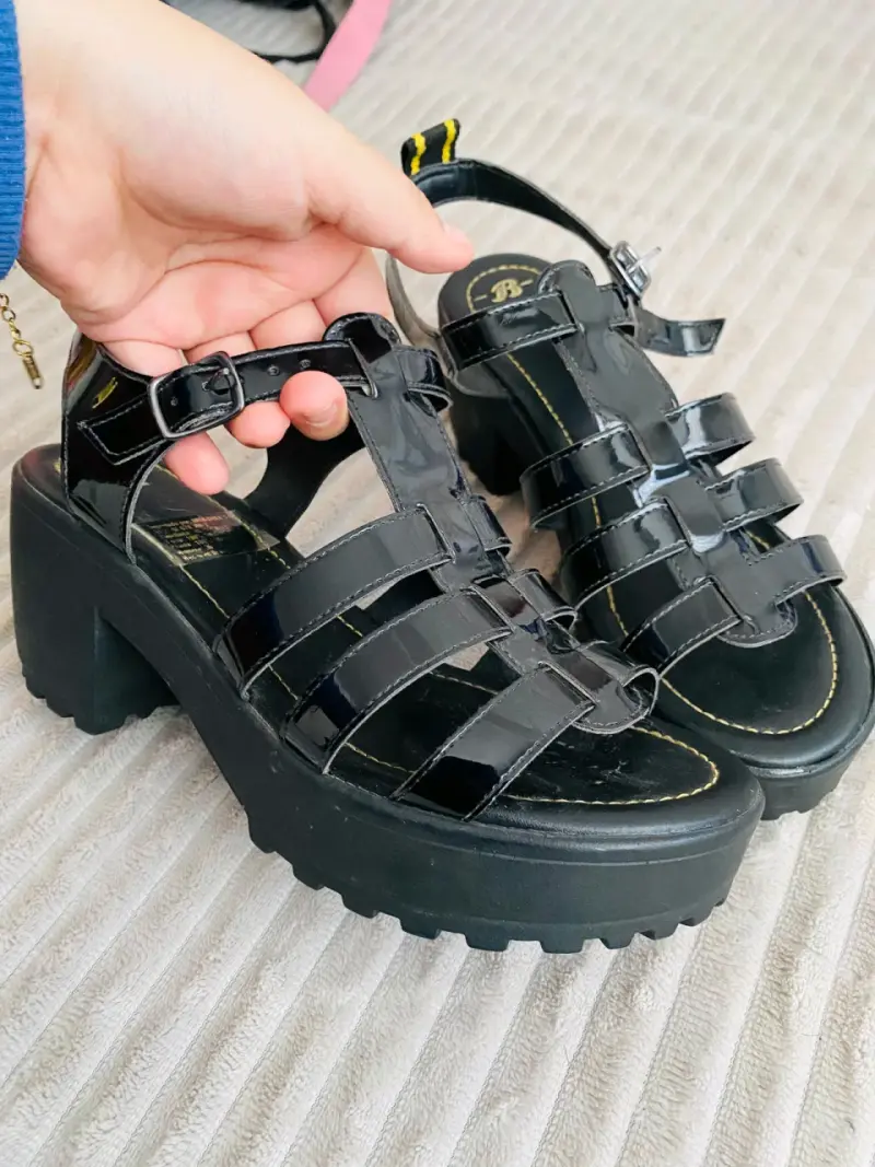 Sandalias negras de charol con plataforma - 3