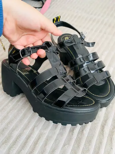Sandalias negras de charol con plataforma - miniatura 3