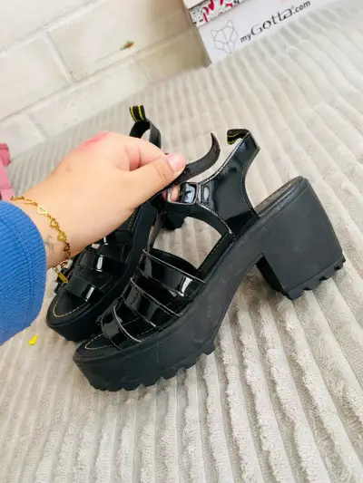 Sandalias negras de charol con plataforma - miniatura 4