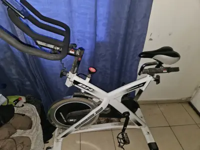 Bicicleta estática BH blanca para ejercicio - miniatura 1