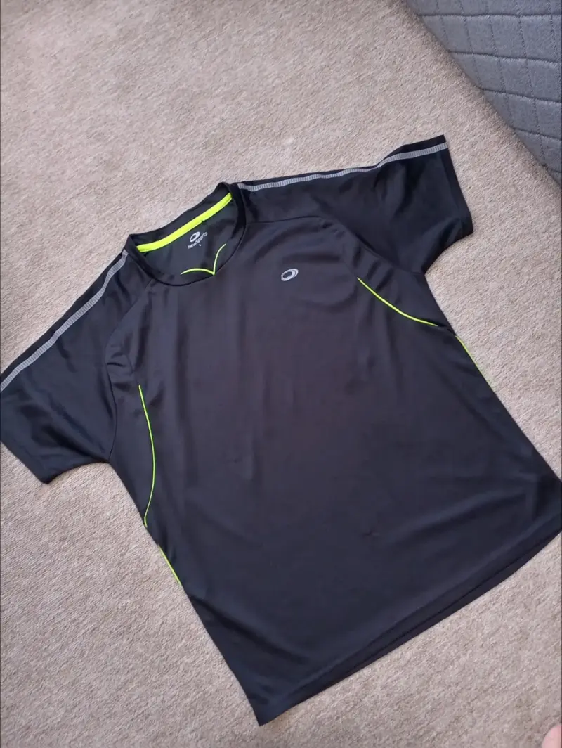 Polera deportiva naranja con diseño gráfico - 2