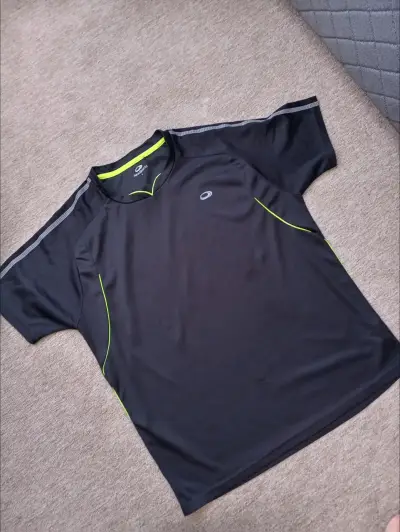 Polera deportiva naranja con diseño gráfico - miniatura 2