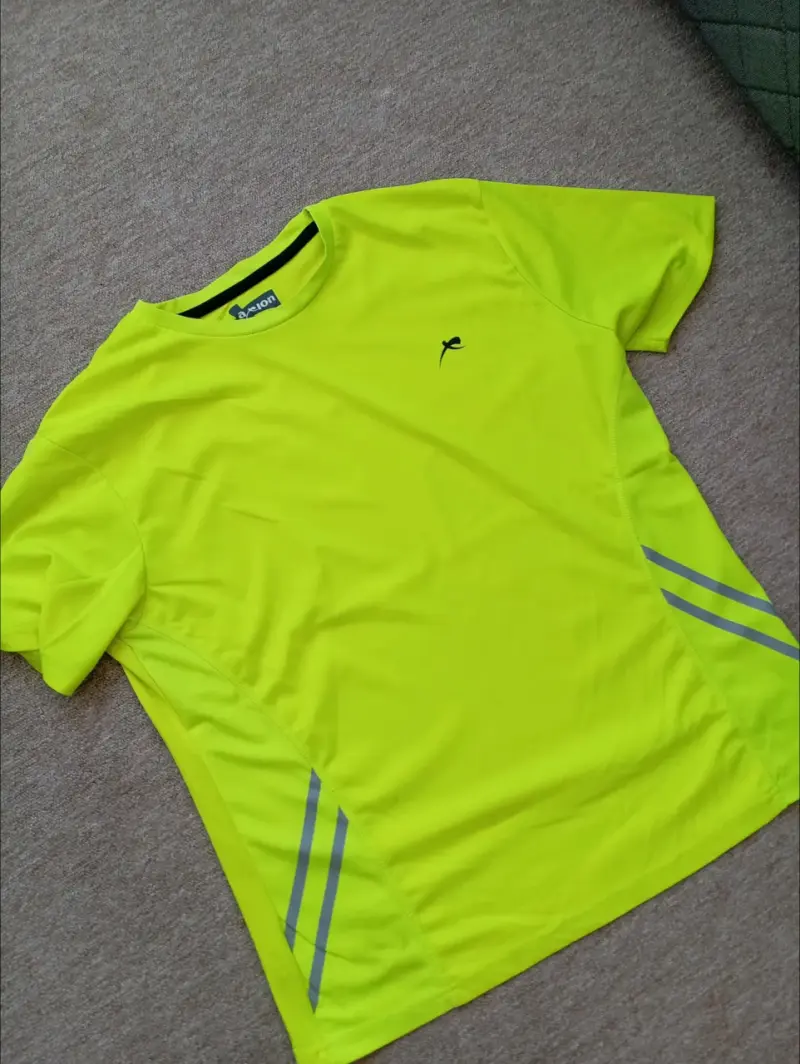 Polera deportiva naranja con diseño gráfico - 3
