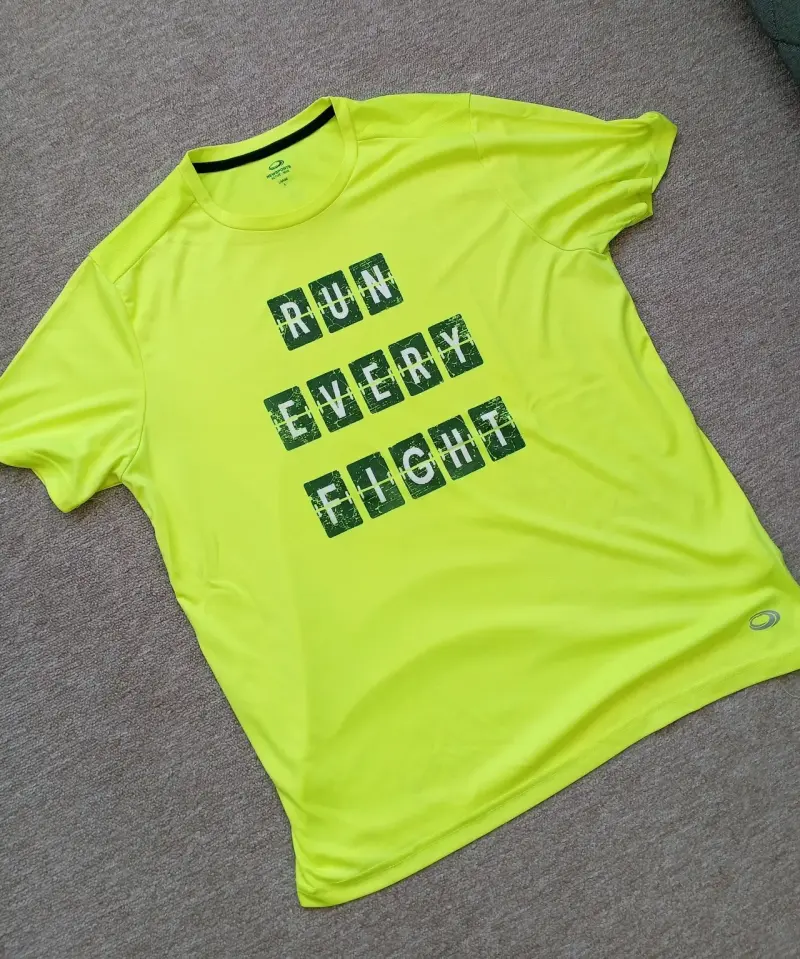 Polera deportiva naranja con diseño gráfico - 4