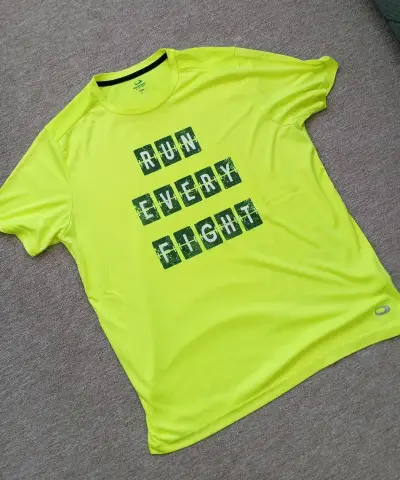 Polera deportiva naranja con diseño gráfico - miniatura 4