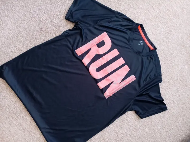 Polera deportiva naranja con diseño gráfico - 5