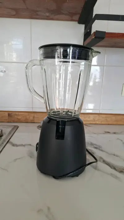 Licuadora de vidrio negra en buen estado - miniatura 1