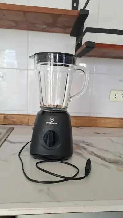 Licuadora de vidrio negra en buen estado - miniatura 2