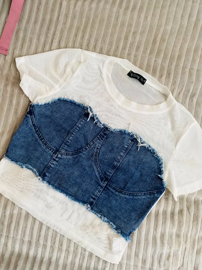 Polera blanca con detalle de mezclilla