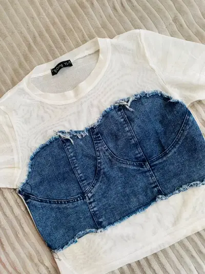 Polera blanca con detalle de mezclilla - miniatura 3