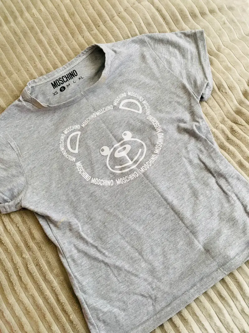 Polera Moschino gris con diseño de oso