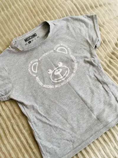 Polera Moschino gris con diseño de oso - miniatura 1