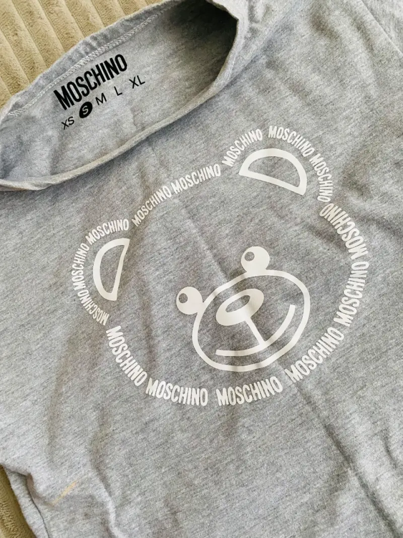 Polera Moschino gris con diseño de oso - 2