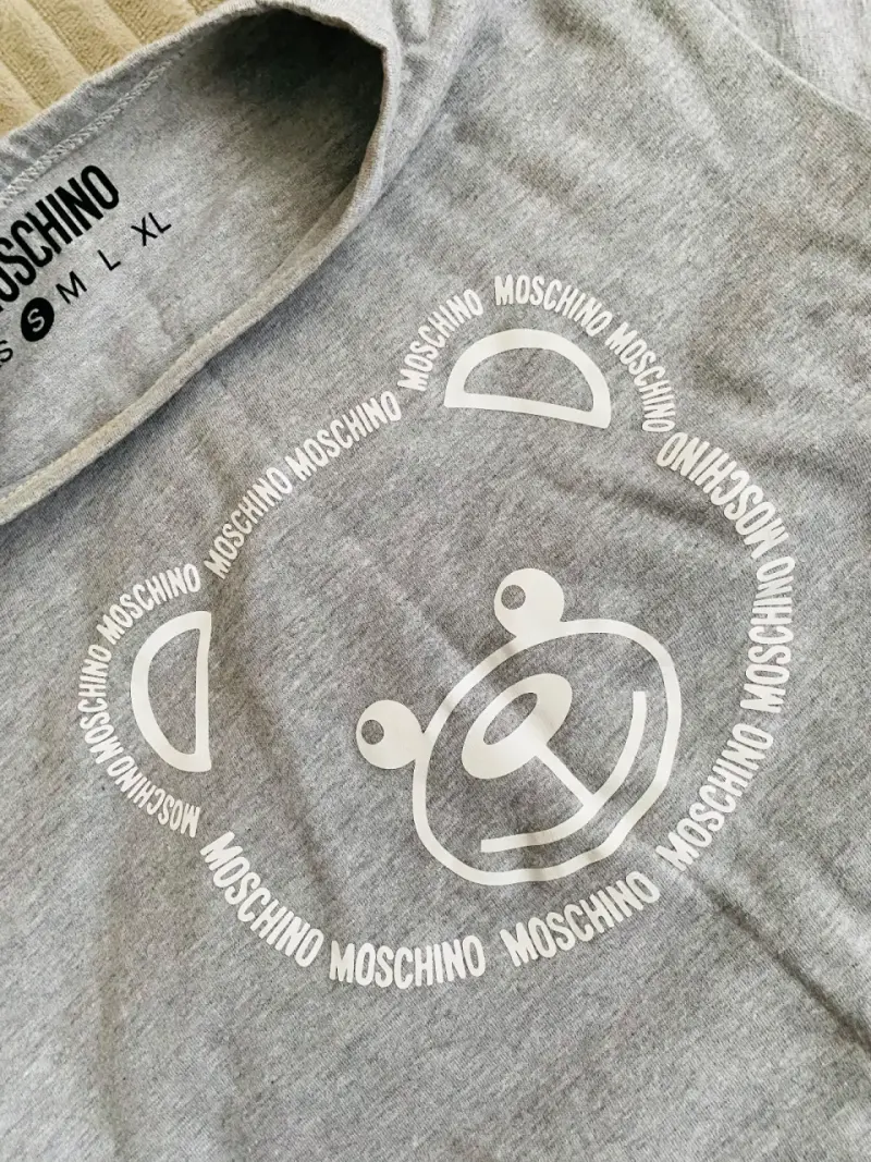 Polera Moschino gris con diseño de oso - 3