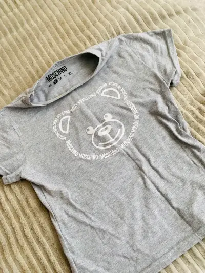 Polera Moschino gris con diseño de oso - miniatura 4