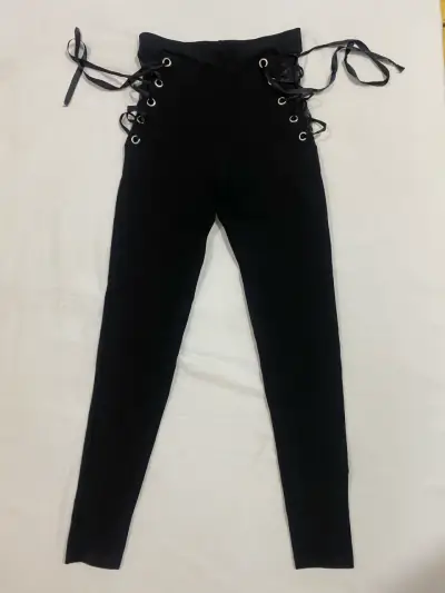 Pantalones negros con cordones laterales - miniatura 1