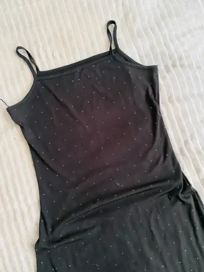 Vestido negro con tirantes y brillos - miniatura 1