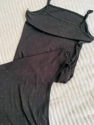 Vestido negro con tirantes y brillos - miniatura 2