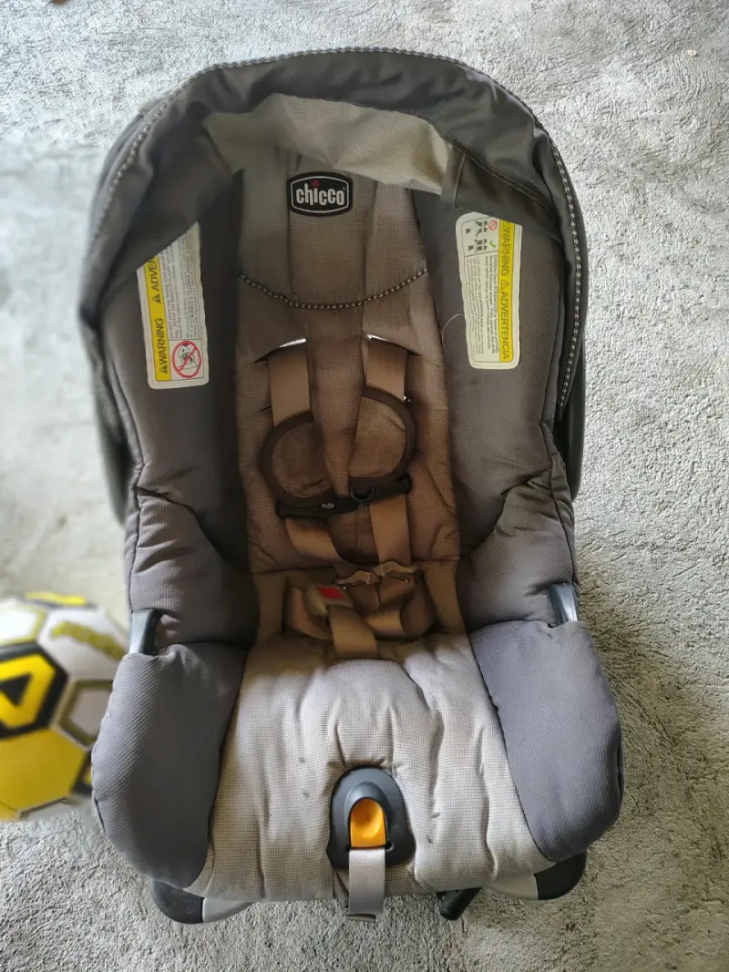Silla de auto para bebé Chicco gris - 8