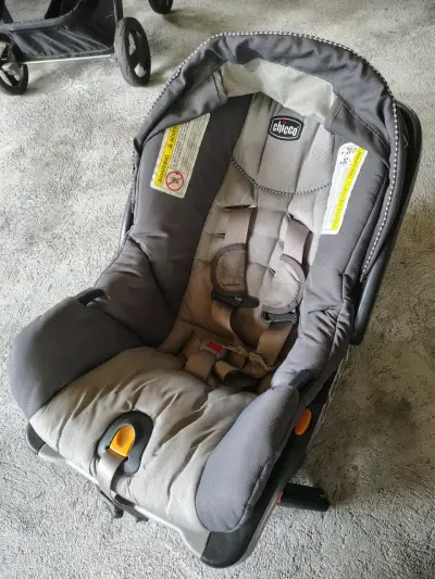 Silla de auto para bebé Chicco gris - miniatura 9