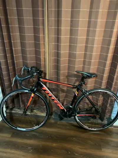 Bicicleta de ruta Totem Active negra y roja - miniatura 1