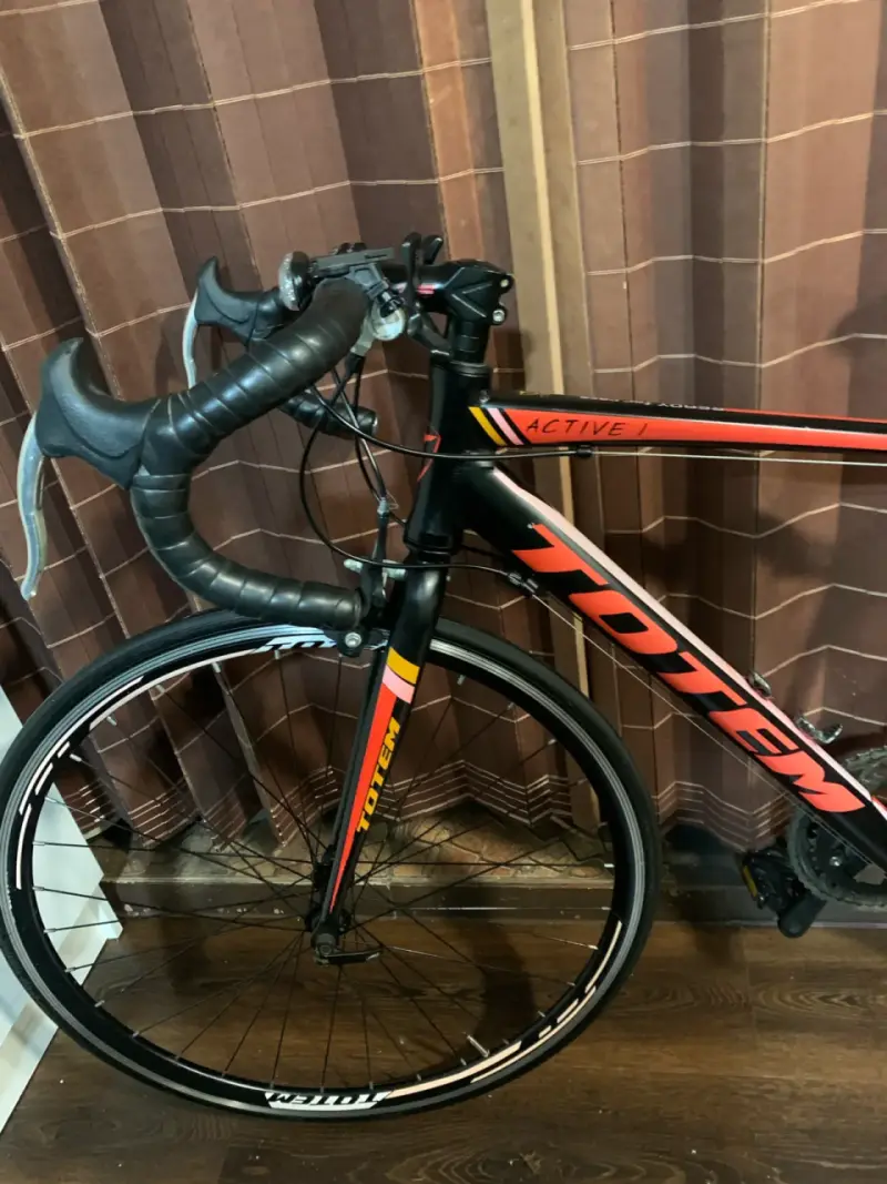 Bicicleta de ruta Totem Active negra y roja - 2