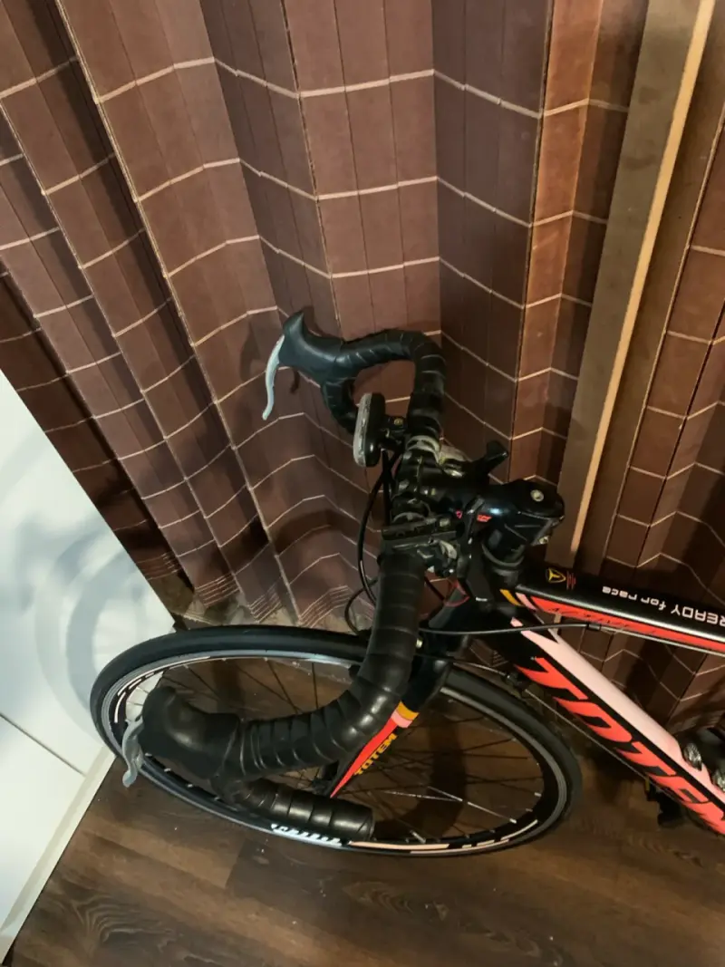 Bicicleta de ruta Totem Active negra y roja - 3