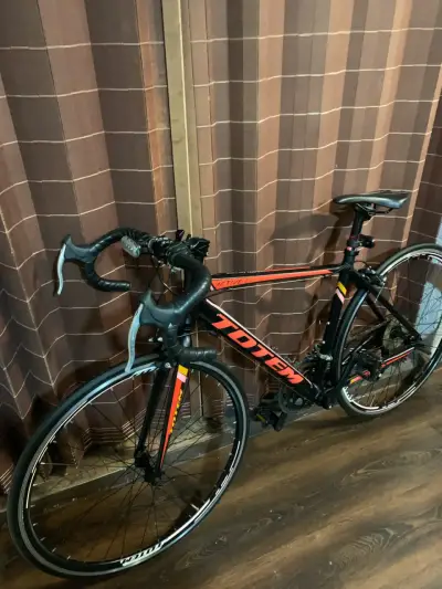 Bicicleta de ruta Totem Active negra y roja - miniatura 4