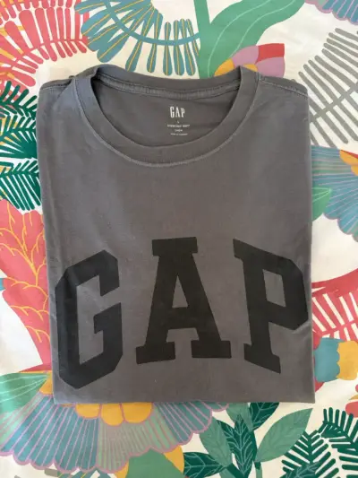 Polera GAP gris con logo grande - miniatura 1