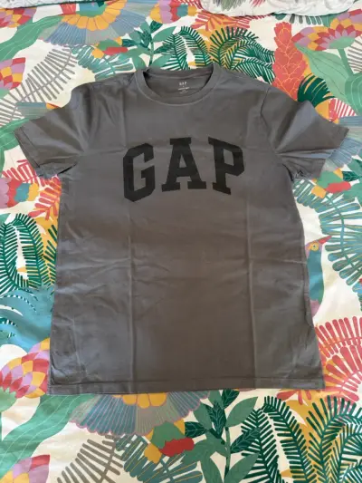 Polera GAP gris con logo grande - miniatura 2