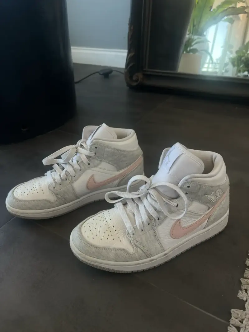 Zapatillas Nike Air Jordan blancas y rosadas - 1