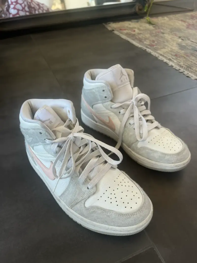 Zapatillas Nike Air Jordan blancas y rosadas - 2
