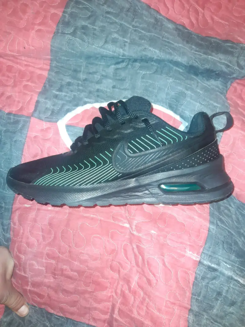 Zapatillas deportivas negras con detalles verdes - 1