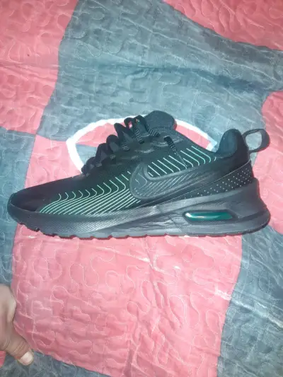 Zapatillas deportivas negras con detalles verdes - miniatura 1