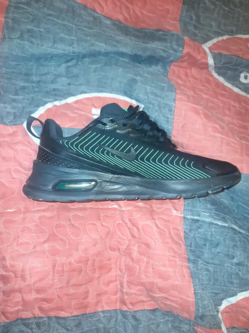 Zapatillas deportivas negras con detalles verdes - 2