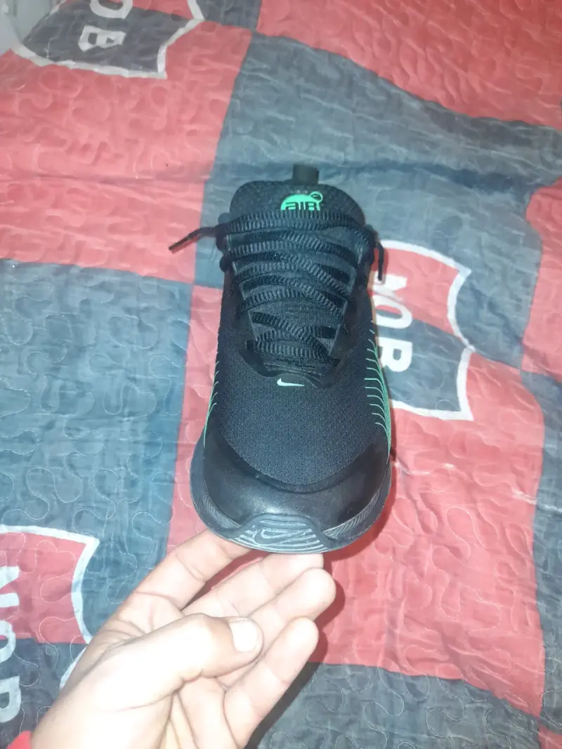 Zapatillas deportivas negras con detalles verdes - 3