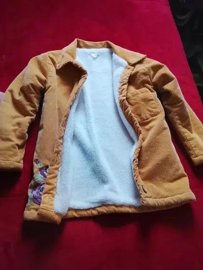 Chaqueta de pana mostaza con bordado floral - miniatura 2
