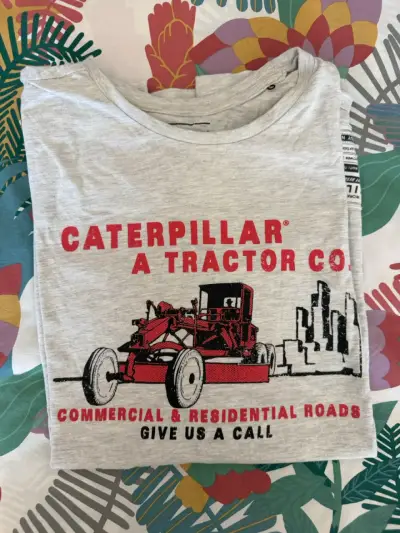 Polera gris Caterpillar con diseño de tractor - miniatura 1