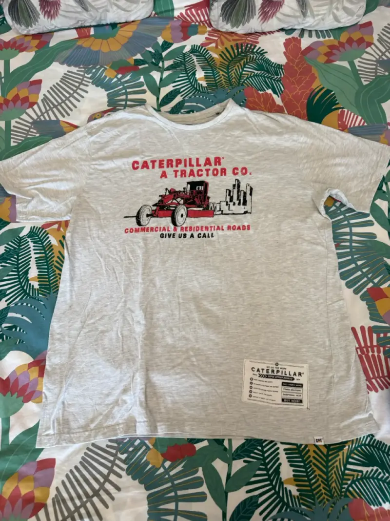 Polera gris Caterpillar con diseño de tractor - 2
