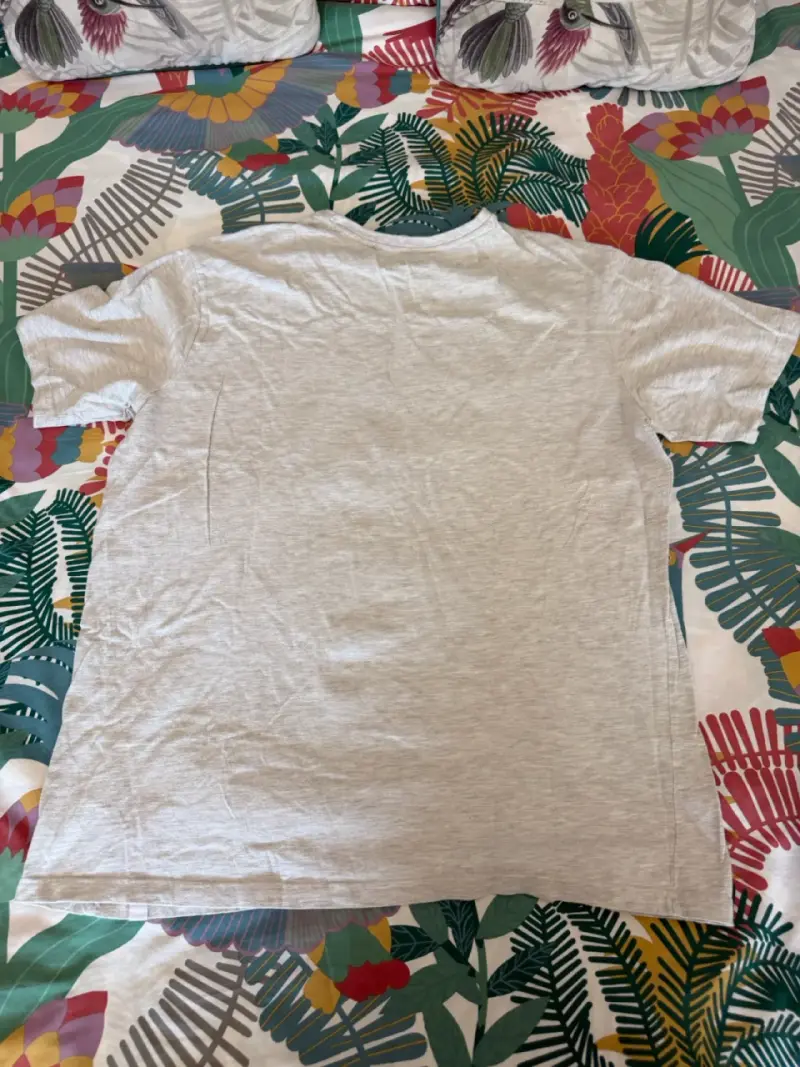 Polera gris Caterpillar con diseño de tractor - 3