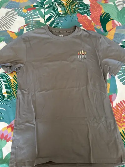 Polera gris con diseño de moais - miniatura 1