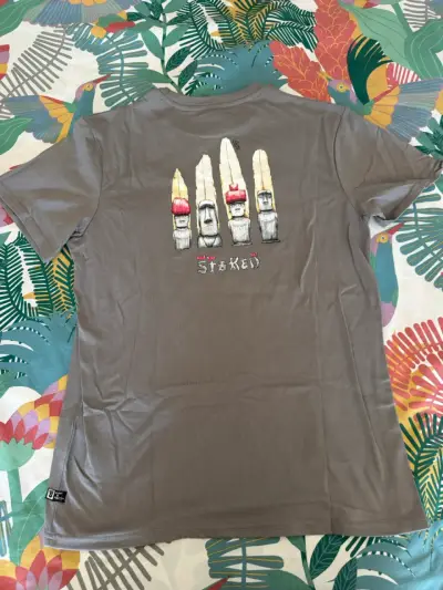Polera gris con diseño de moais - miniatura 2