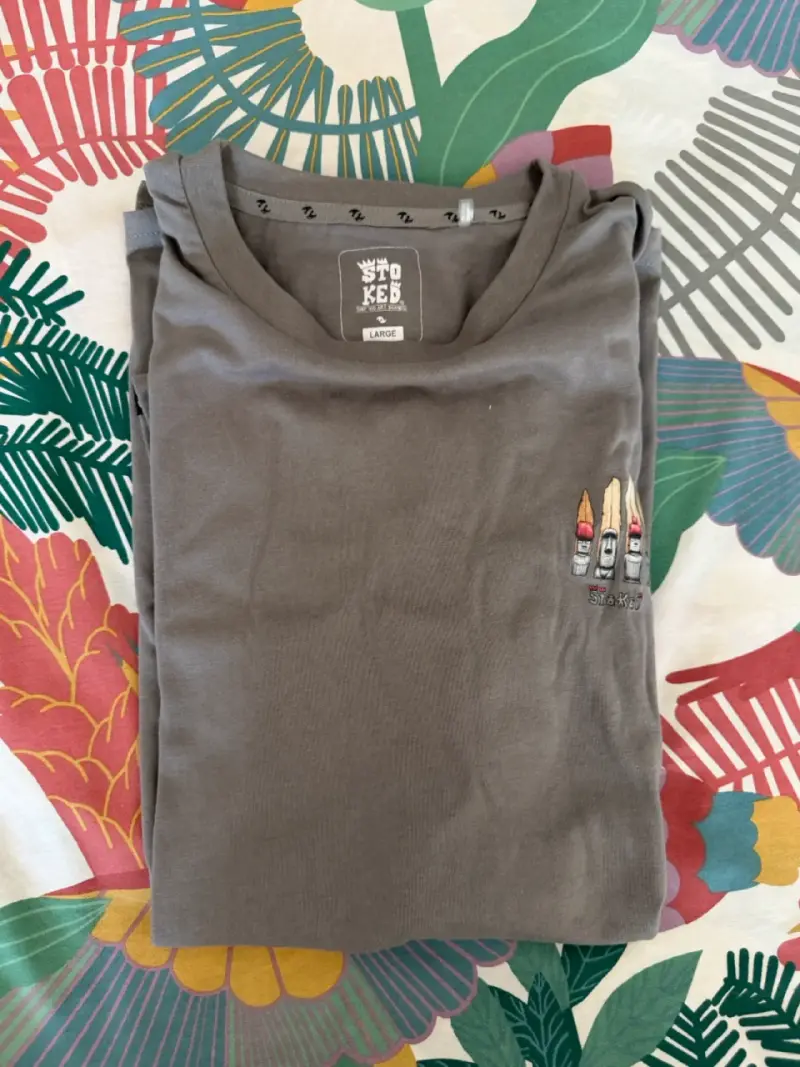 Polera gris con diseño de moais - 3
