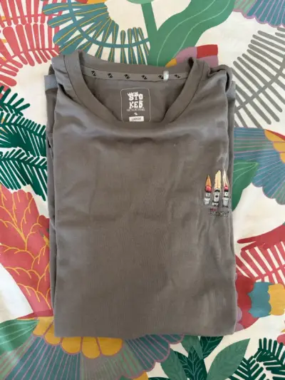 Polera gris con diseño de moais - miniatura 3