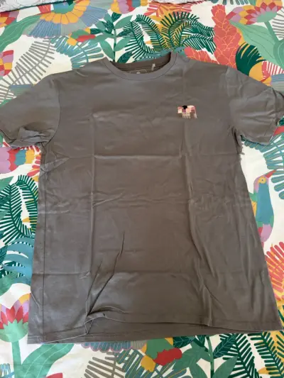 Polera gris con diseño minimalista - miniatura 1