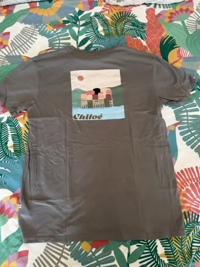 Polera gris con diseño minimalista - miniatura 2