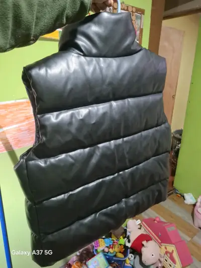Chaqueta acolchada negra sin mangas - miniatura 1