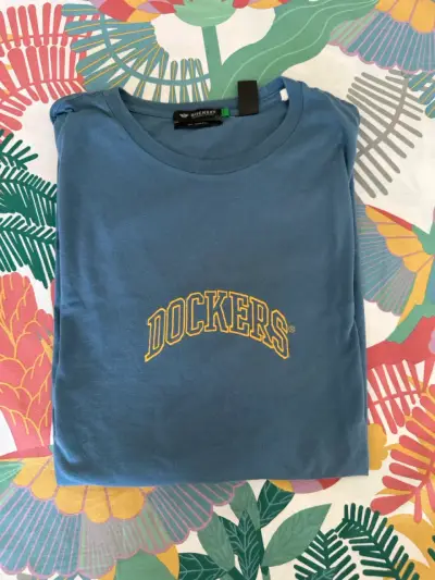 Polera azul Dockers con logo - miniatura 1