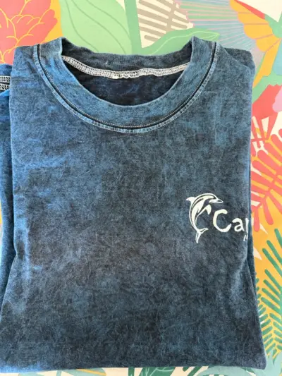 Polera azul con diseño de delfín - miniatura 1